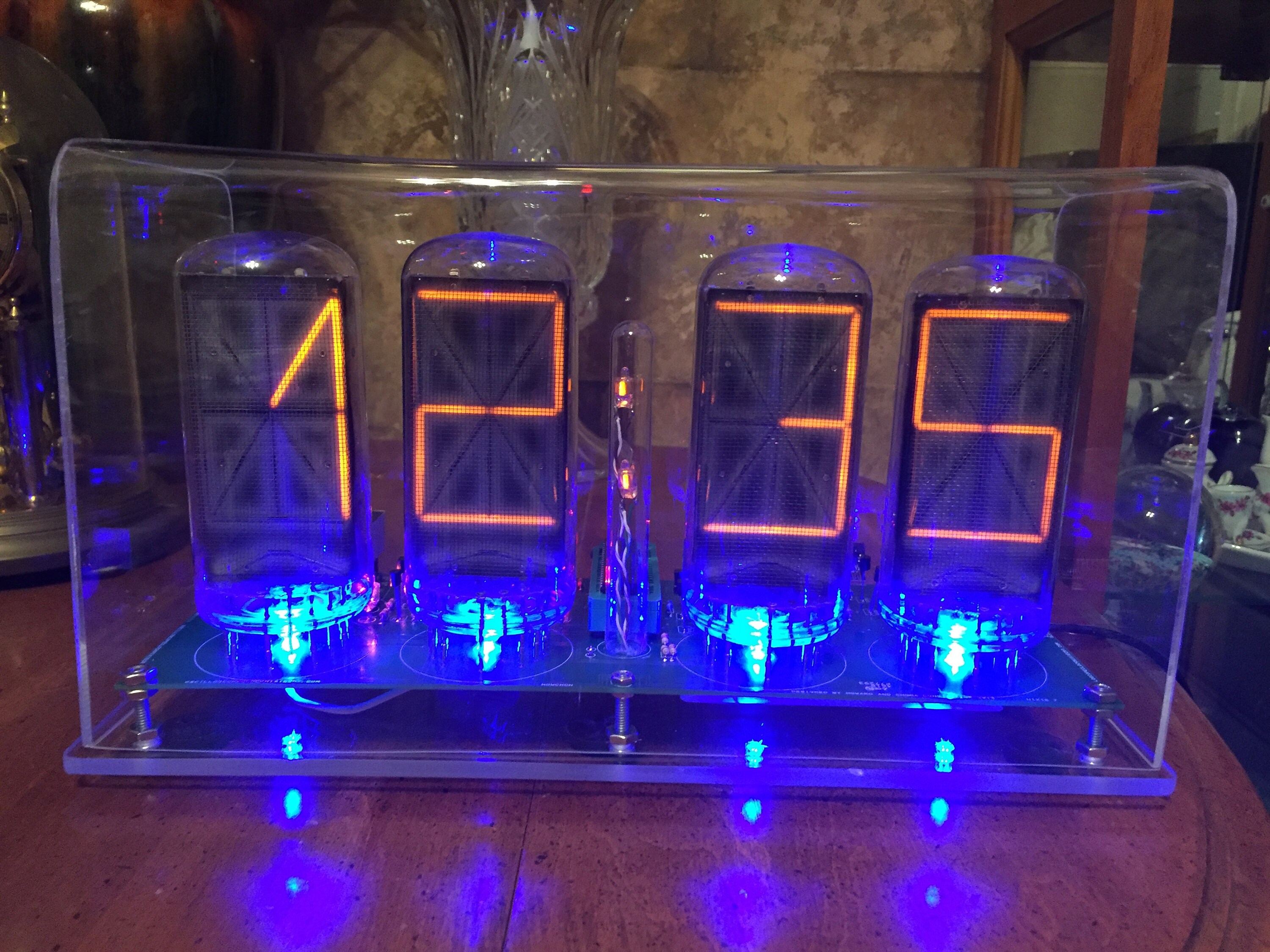ニキシー管時計　訳あり 自家製の B7971 ニキシー時計。B7971 ニキシー管、RGB LED 下部照明