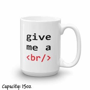 K&ouml;nnte beinhalten: Eine wei&szlig;e Keramiktasse mit schwarzem Text, der "give me a <br/>" lautet, wobei das "br" rot ist. Die Tasse hat ein Fassungsverm&ouml;gen von 15 Unzen.