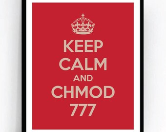 Könnte beinhalten: Ein rotes Poster mit schwarzem Rahmen und einer weißen Krone oben. Das Poster sagt "Keep Calm and CHMOD 777" in weißer Schrift.