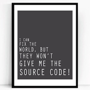 Op de afbeelding: Een zwart-wit typografieprint met de tekst "Ik kan de wereld repareren, maar ze willen me de broncode niet geven!" op een donkergrijze achtergrond. De tekst is in een sans-serif lettertype.