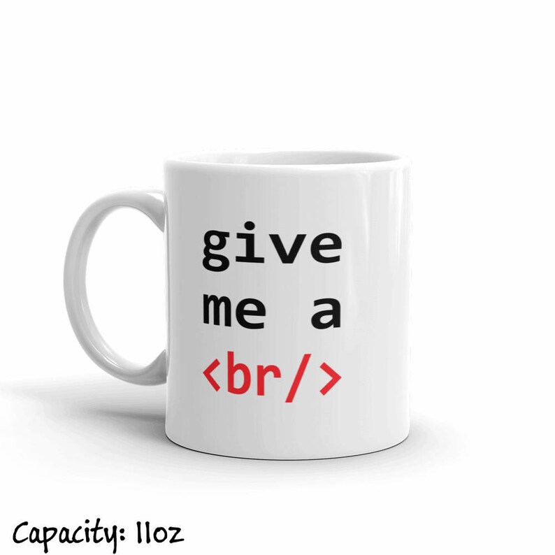 K&ouml;nnte beinhalten: Wei&szlig;e Keramiktasse mit schwarzem Text, der "give me a <br/>" lautet, wobei das "br" rot ist.