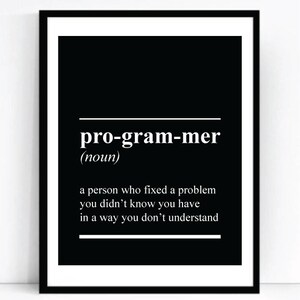 Könnte beinhalten: Schwarz-weißes Typografie-Druckbild mit der Definition eines Programmierers. Der Text lautet "pro-gram-mer (Substantiv) eine Person, die ein Problem behoben hat, von dem du nicht wusstest, dass du es hast, auf eine Weise, die du nicht verstehst."