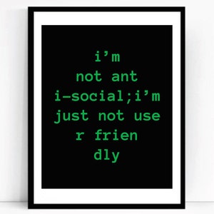 Pode incluir: Texto preto e verde em fundo preto que diz "i'm not ant i-social;i'm just not use r friend ly".
