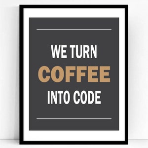 Könnte beinhalten: Ein schwarzer gerahmter Poster mit grauem Hintergrund und weißem Text, der "We turn coffee into code" lautet. Das Wort "coffee" ist in brauner Schrift.