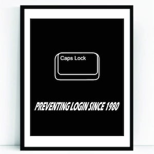 Könnte beinhalten: Schwarzweißdruck einer Computertastatur-Taste mit dem Text "Caps Lock" und dem Text "Preventing Login Since 1980".