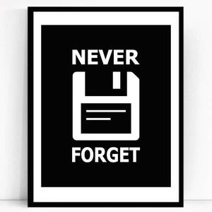 Op de afbeelding: Zwart-witte print met de tekst "NEVER FORGET" en een wit floppy disk-icoon op een zwarte achtergrond.
