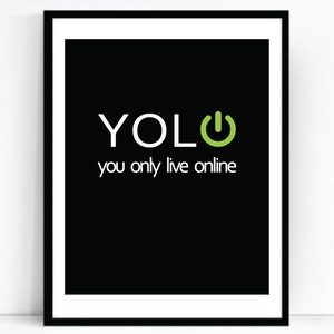 Peut inclure: Impression noir et blanc avec le texte "YOLO" en blanc et un symbole de bouton d'alimentation vert. Le texte ci-dessous indique "you only live online".
