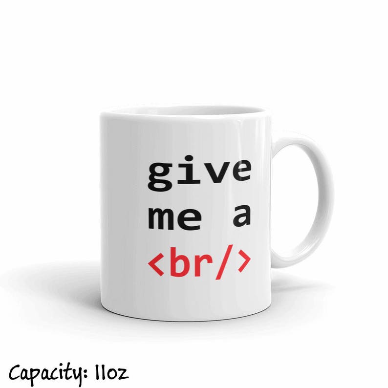 K&ouml;nnte beinhalten: Eine wei&szlig;e Keramiktasse mit schwarzem Text, der "give me a <br/>" lautet, wobei das "br" rot ist. Die Tasse hat einen schwarzen Henkel.