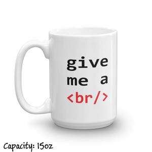 K&ouml;nnte beinhalten: Eine wei&szlig;e Keramiktasse mit einem schwarzen und roten Design. Die Tasse sagt "give me a <br/>" mit dem "br" in rot.
