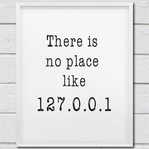 Puede incluir: Una impresión enmarcada en blanco con el texto "There is no place like 127.0.0.1" en fuente de máquina de escribir negra.