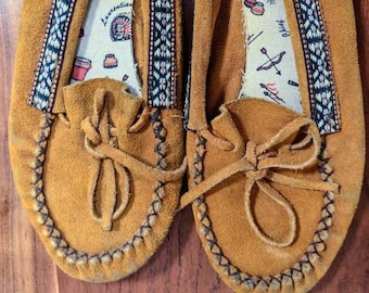 Unworn sz 6 Moccasins Made in Canada teepee bow and arrow lining Southwestern Yellow Leather