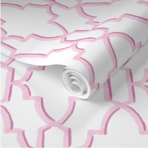 Puede incluir: Un rollo de papel pintado con un patrón repetitivo de formas abstractas de color púrpura claro sobre un fondo blanco. El diseño recuerda un motivo estilizado de cuadrifolio o arco, con un aspecto de acuarela.