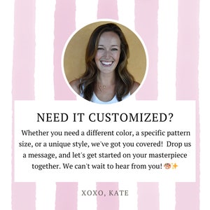 Pode incluir: Uma mulher sorri para a c&acirc;mera vestindo uma camisa branca. O texto "NEED IT CUSTOMIZED?" est&aacute; escrito em preto sobre um fundo branco. O texto continua: "Se voc&ecirc; precisa de uma cor diferente, um padr&atilde;o espec&iacute;fico, um tamanho ou um estilo &uacute;nico, n&oacute;s temos o que voc&ecirc; precisa! Envie-nos uma mensagem e vamos come&ccedil;ar a trabalhar em sua obra-prima juntos. Estamos ansiosos para ouvir de voc&ecirc;!" O texto "XOXO, KATE" est&aacute; escrito em preto na parte inferior da imagem.