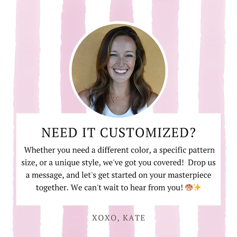Pode incluir: Uma mulher sorri para a c&acirc;mera vestindo uma camisa branca. O texto "NEED IT CUSTOMIZED?" est&aacute; escrito em preto sobre um fundo branco. O texto continua: "Se voc&ecirc; precisa de uma cor diferente, um padr&atilde;o espec&iacute;fico, um tamanho ou um estilo &uacute;nico, n&oacute;s temos o que voc&ecirc; precisa! Envie-nos uma mensagem e vamos come&ccedil;ar a trabalhar em sua obra-prima juntos. Estamos ansiosos para ouvir de voc&ecirc;!" O texto "XOXO, KATE" est&aacute; escrito em preto na parte inferior da imagem.