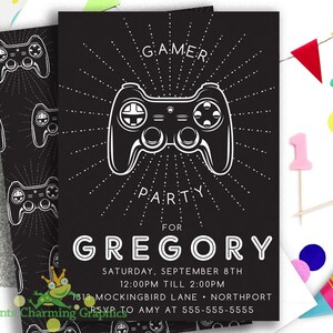 以下が含まれることがあります： ゲームコントローラーのグラフィックと「GAMER PARTY FOR GREGORY」というテキストが書かれた、白黒のゲーマーパーティー招待状。パーティーの詳細も記載されています。