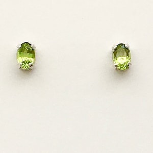 Véritables boucles d'oreilles péridot, clous d'oreilles péridot, boucles d'oreilles avec pierre de naissance d'août, boucles d'oreilles avec pierres précieuses vert clair, clous d'oreille vert clair, bijoux péridot