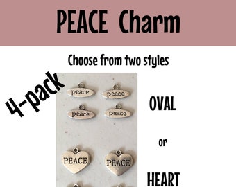 Puede incluir: Un paquete de cuatro colgantes de plata con la palabra "PEACE" inscrita en cada uno. Elige entre dos estilos: ovalado o corazón.