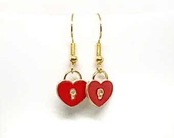 Boucles d'oreilles cadenas rouge et or, boucles d'oreilles cadenas coeur, boucles d'oreilles coeur rouge, coeurs or, cadenas amour, boucles d'oreilles cadenas délicats, boucles d'oreilles pendantes coeur