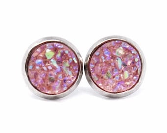 Pendientes de tachuelas de color rosa claro, pendientes druzy rosas, pendientes de color rosa pálido, pendientes de dama de honor rosas, tachuelas minimalistas rosas, tachuelas rosas brillantes