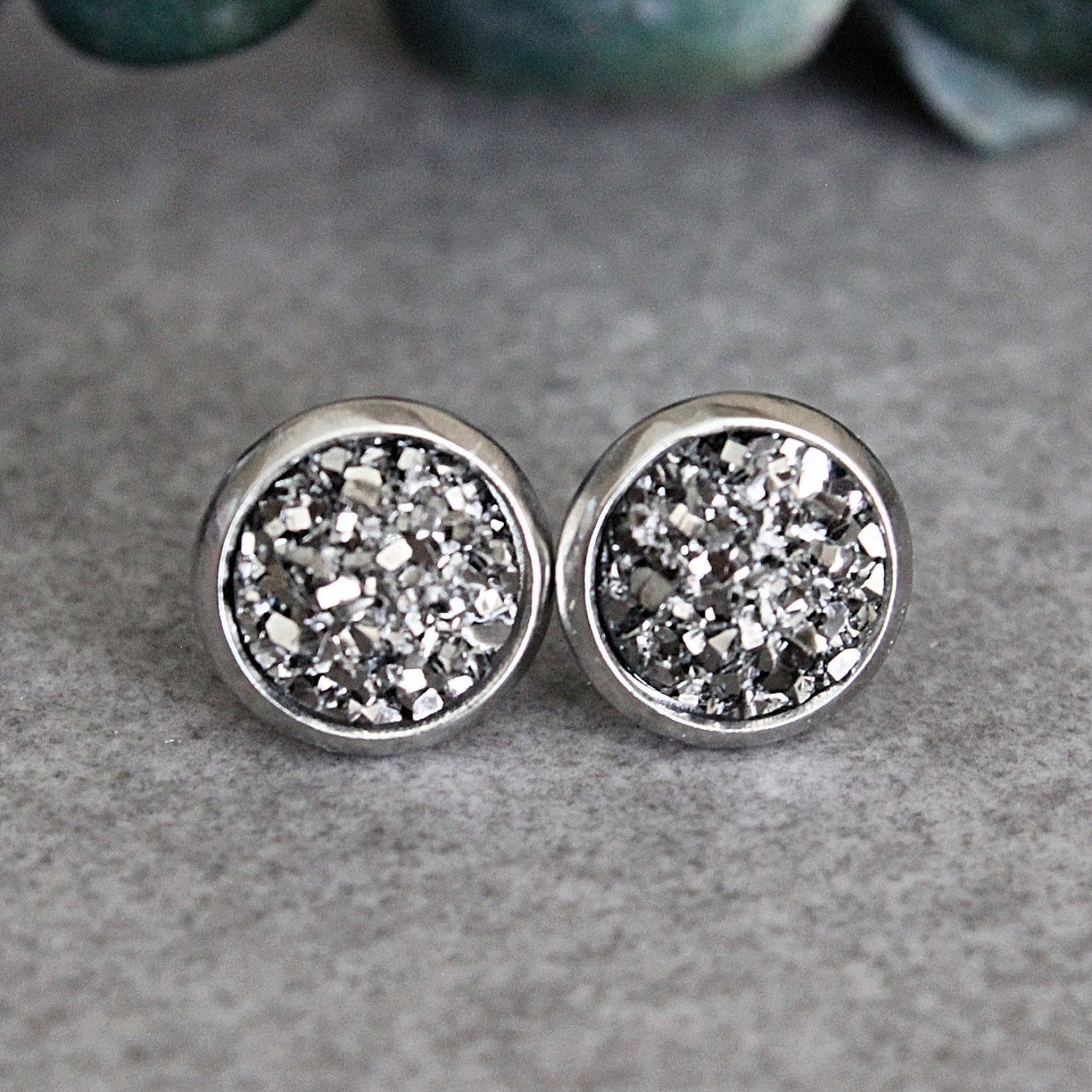 RG GUNMETAL PEARL FLWR EARRINGS main image 1