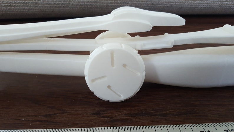 Puede incluir: Modelo de brazo de robot impreso en 3D en pl&aacute;stico blanco con una junta redonda segmentada.
