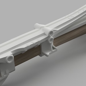 Puede incluir: Un eje trasero de autom&oacute;vil de metal blanco con un eje de transmisi&oacute;n de madera. El eje est&aacute; dise&ntilde;ado con un sistema de suspensi&oacute;n multibrazo.