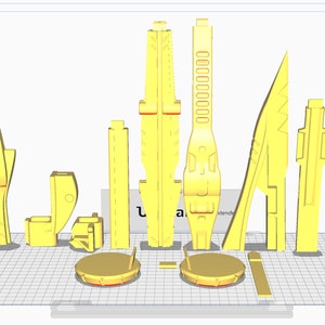 Puede incluir: Un conjunto de 14 piezas amarillas impresas en 3D para construir un modelo de nave espacial. Las piezas incluyen un casco largo y delgado, un ala grande y plana y varias piezas m&aacute;s peque&ntilde;as. Las piezas est&aacute;n dispuestas sobre una superficie cuadriculada.