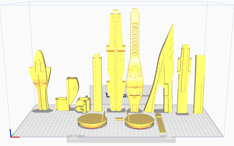 Puede incluir: Un conjunto de 14 piezas amarillas impresas en 3D para construir un modelo de nave espacial. Las piezas incluyen un casco largo y delgado, un ala grande y plana y varias piezas m&aacute;s peque&ntilde;as. Las piezas est&aacute;n dispuestas sobre una superficie cuadriculada.