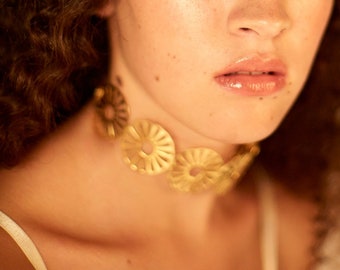 Gargantilla geométrica oversize. Collar urbano y étnico. Maxi joyas art deco, un accesorio de moda ideal fiesta inspiración africana tribal