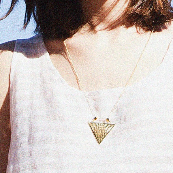 COLLIER TRIANGLE | Collier égyptien | Pendentif tribal en laiton | Collier géométrique | Collier long en laiton inspiré de l’Égypte, pouvoir féminin