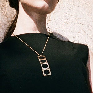 Colgante urbano minimalista / Collar largo de círculo de arquitectura / Urban joyas mínima geométrica / Elegante oro firma declaración joyas