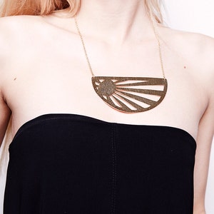 Collar Sol Azteca. Colgante grande, estilo boho, mexicano. Joyería étnica y bohemia. Joyas tribales, oversize, para verano, con textura