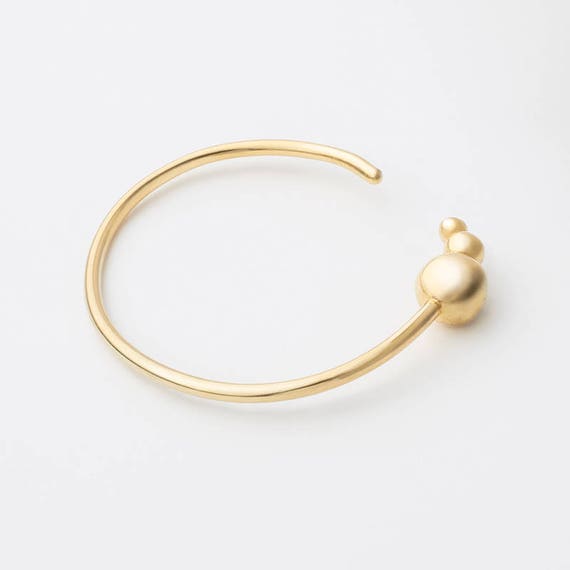 Pulsera minimalista geométrica. Brazalete esferas modernista. Joyería urbana y arquitectónica. Joyas básicas y modernas, autor. Uso diario.