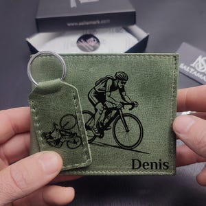 Cartera de cuero verde personalizada con monedero y tarjetero + llavero de ciclista / Set de regalo hecho a mano para hombre / Grabado personalizado