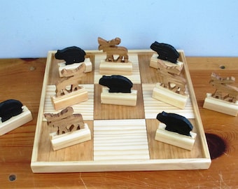 Tres en raya de madera con animales salvajes, alce y oso