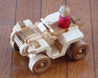 Jeep de madera con remolque y cuatrimoto