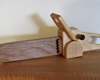 Juguete de motosierra de madera
