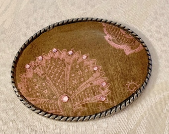 Vintage Pfau-Gürtelschnalle mit pinkfarbenen Steinen und silbernem Rand