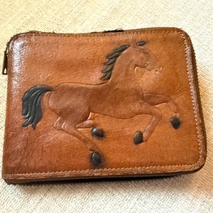 Vintage 1950 Portemonnaie aus braunem Leder mit Reißverschluss und Pferdedekoration