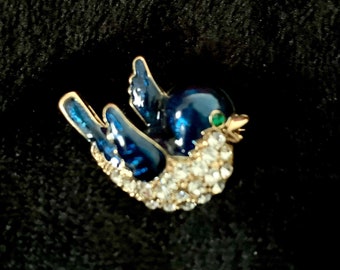 Spilla vintage con uccello blu smaltata e pietre di cristallo con supporto dorato