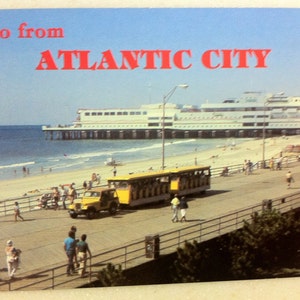 Postal antigua de Atlantic City, Nueva Jersey. Centro comercial Ocean One con tranvía amarillo en el paseo marítimo.