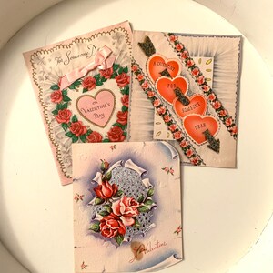 3 cartes de voeux vintage pour la Saint-Valentin avec des roses et des coeurs