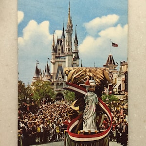 Cartão postal vintage Walt Disney World America on Parade Celebração do Bicentenário Estátua da Liberdade de 25 pés