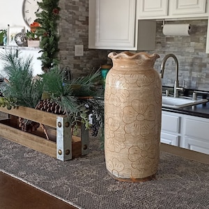 Superbe jardinière avec motifs floraux gravés, poterie mexicaine faite main de Santa Maria Atzompa, Mexique, design classique