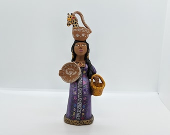 Statuetta di venditore di cesti / Argilla scolpita a mano e arte popolare messicana di Oaxaca