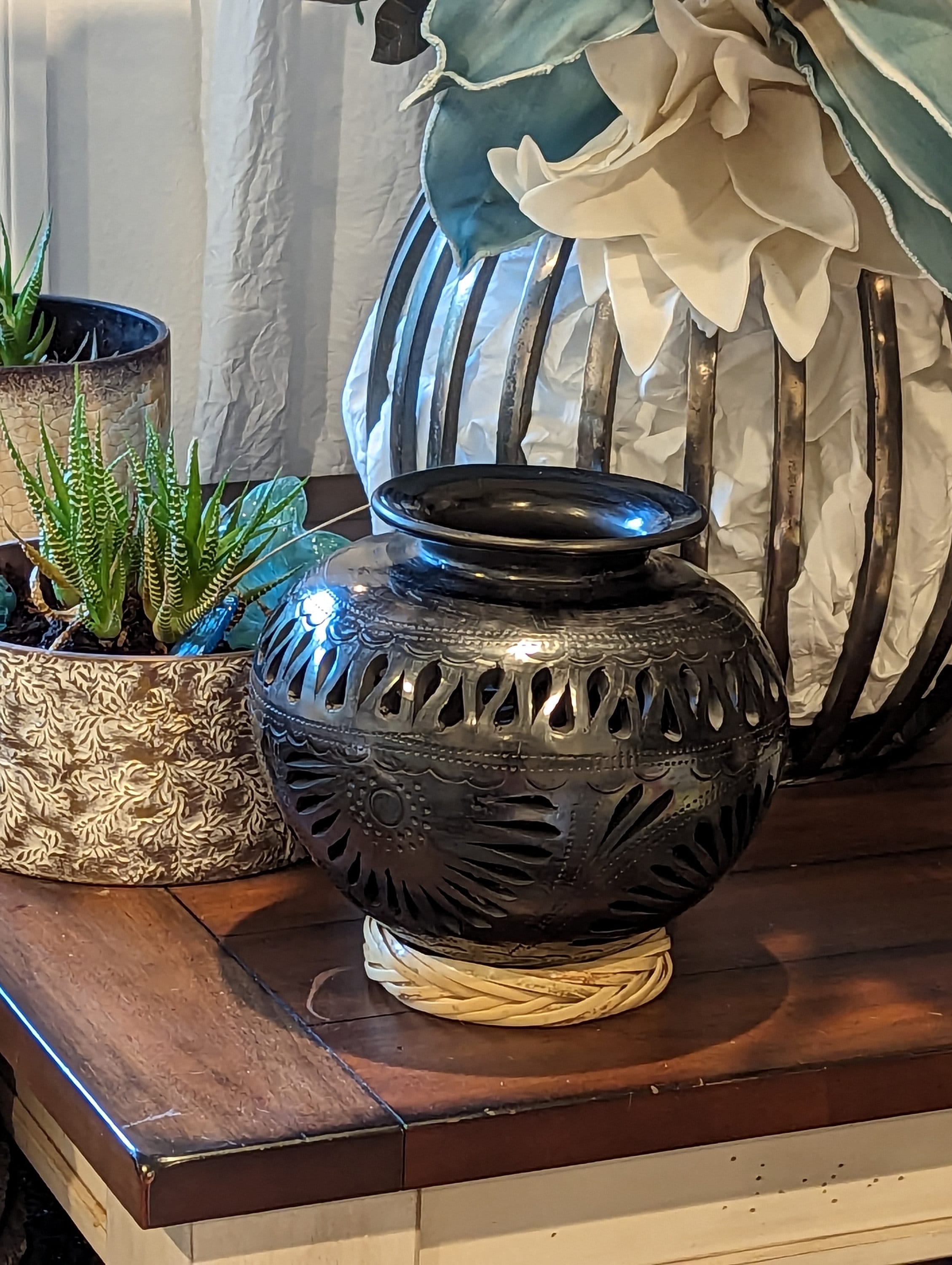 ブラッククレイの花瓶は、メキシコのオアハカ産の手作りのメキシコバロ