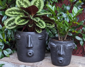 Whistler Planter & Black Flower Pot ist handgefertigte mexikanische Tonkeramik aus Atzompa, Mexiko