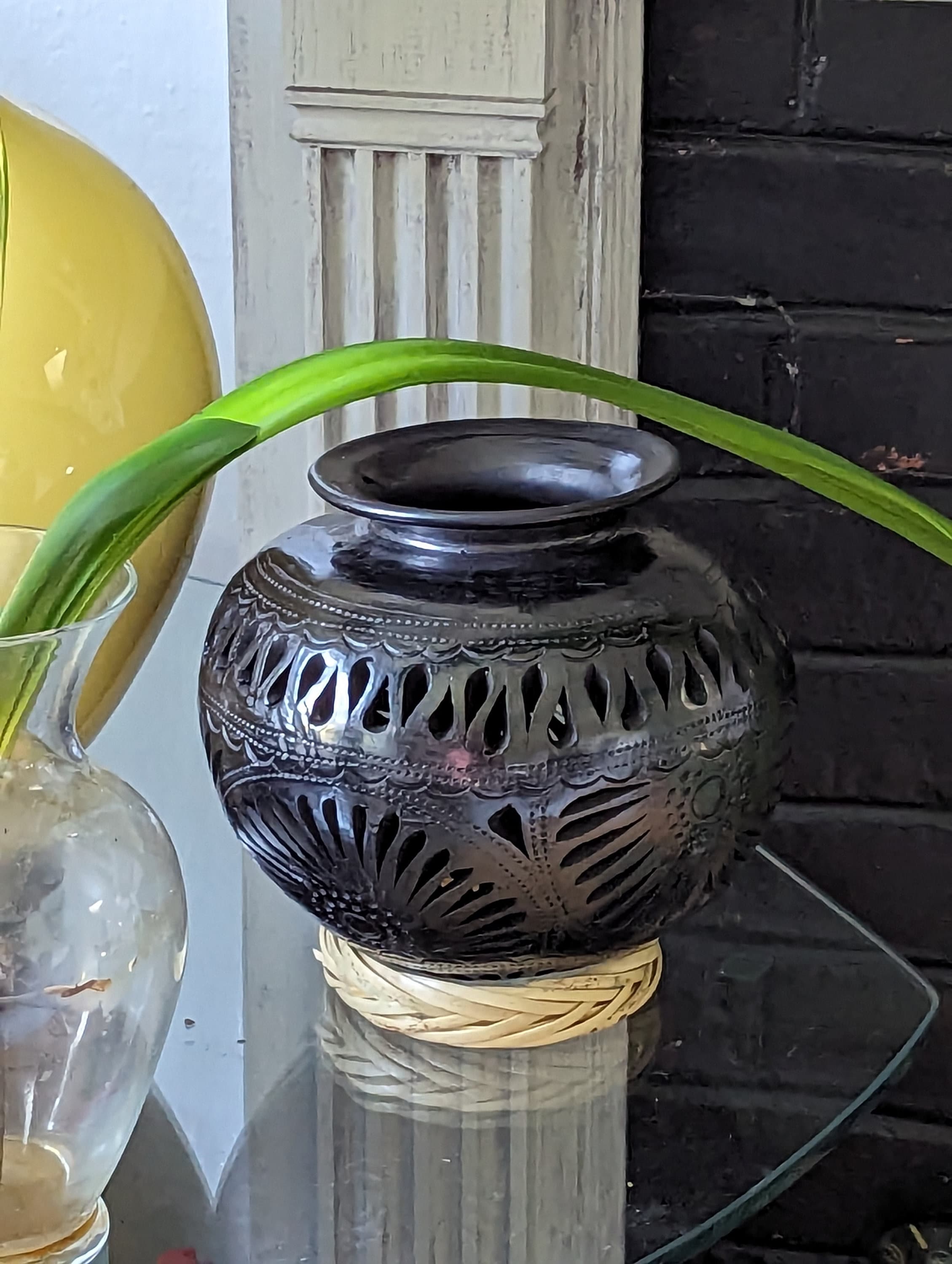 ブラッククレイの花瓶は、メキシコのオアハカ産の手作りのメキシコバロ