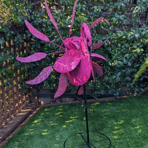 Flamingo Wind Spinner, Garden Spinner Decoration, Colorful Yard Art, Metal Garden Decor, Will Rotate Fast on a Windy Day