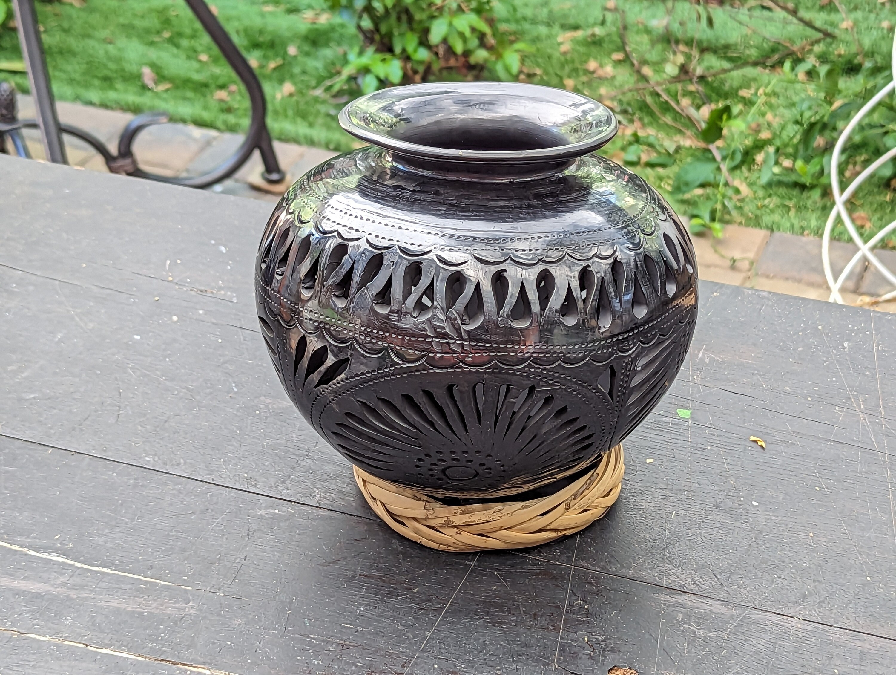 ブラッククレイの花瓶は、メキシコのオアハカ産の手作りのメキシコバロ